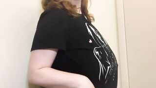 Rocker girl shows her tits and shakes 'em