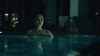 Ji-young Yoo, Bonde Sham sexy - Expats s01e05 (2024) Lesbian Hot Scene