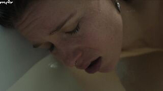 Hot Bathtub scene Kathi Wolf, Lena Klenke sexy - 2 Minuten - der Test s02e03e06 (2024)