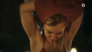 Louise Sophie Arnold sexy - Käthe und ich s05e02 (2024) hot video