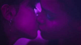 Lesbian Scene Léonie Dahan-Lamort topless - Nudes s01e05 (2024)