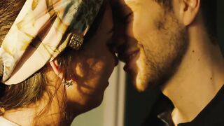 Sex Scene Kenza Fortas hot, Zahia Dehar sexy - L'air de la mer rend libre (2023)