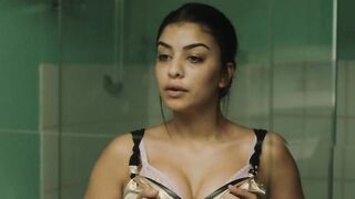 Sex Scene Kenza Fortas hot, Zahia Dehar sexy - L'air de la mer rend libre (2023)