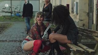 Annika Blendl, Emma Floßmann, Samia Chancrin nackte. Das Quartett s02e01 (2024) Nude Scenes