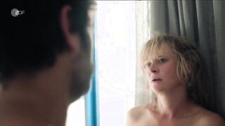 Caroline Hanke sexy, Sofia Koliofotos hot. Endlich Witwer s01e04 (2024) Bedroom Hot Scene