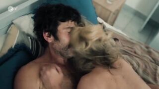 Caroline Hanke sexy, Sofia Koliofotos hot. Endlich Witwer s01e04 (2024) Bedroom Hot Scene