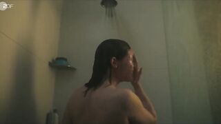 Emily Cox nude - Unsichtbarer Angreifer (2024)