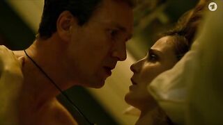 Lia Carvalho hot - Lost in Fuseta - Ein Krimi aus Portugal s01e02 (2024) sexy actress