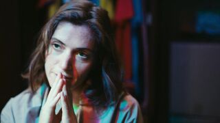 Maud Wyler sexy. La fille de son père (2023). Hot movie scene