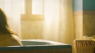 Billie Blain hot - Le Calme de l'Eau (2023) Bathroom Nudity