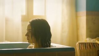 Billie Blain hot - Le Calme de l'Eau (2023) Bathroom Nudity