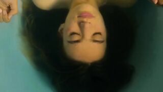 Billie Blain hot - Le Calme de l'Eau (2023) Bathroom Nudity