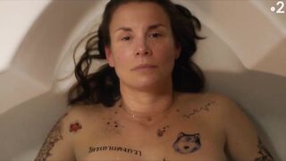 Aurélie Garault nude. Les désancré.e.s (2022) French Bathtube Nudity Sene