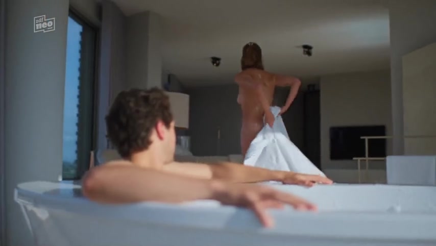Zoë Love Smith hot, Alomai Addamsnude, Frieda Barnhard sexy – Bestseller Boy. Season 01 (2022)