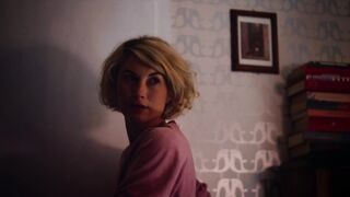 Gabriela Lindl topless - Lieblingsmenschen (2021) Bedroom Nude Scene