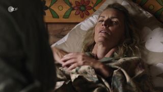 Simone Hanselmann nude - SOKO Kitzbuhel s20e05 (2021) short voyeur scene