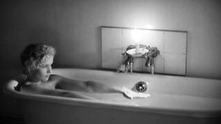 Gunilla Karlzen naked. La salle de bain (1989) Full Nudity Scene