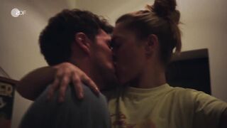 Henrike Hahn sexy - Bettys Diagnose s11e01 (2024)