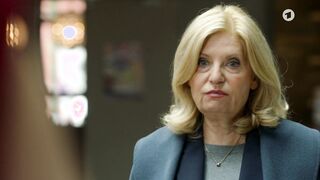 Stephanie Gossger nude, etc - Die Kanzlei s06e02 (2024) Naked on Stage. Performance