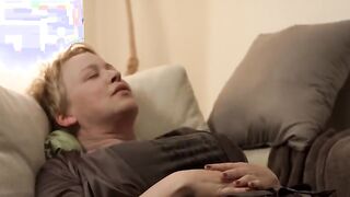 Floriane Daniel nackte - Weiber! Schwestern teilen. Alles. (2017) Topless Short Scene