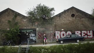 Laetitia Casta, Coralie Russier - Le bonheur est pour demain (2023) nudity scenes