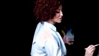 An female artist paints a picture and shines her big boobs! Downblouse Girl