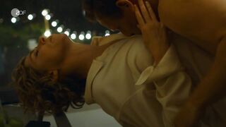 Brigitte Zeh sexy - Dr. Nice s03e01 (2025)
