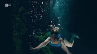 Brigitte Zeh sexy - Dr. Nice s03e01 (2025)