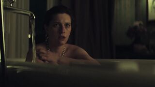 King Princess, Maisie Richardson-Sellers nude. Hot Lesbian TV SHow Scenes. Nine Perfect Strangers s02e01 (2025)