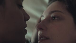 King Princess, Maisie Richardson-Sellers nude. Hot Lesbian TV SHow Scenes. Nine Perfect Strangers s02e01 (2025)