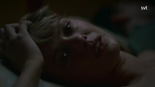Frida Gustavsson nude. Flashing Tits Scene. Trolosa s01e02 (2025)