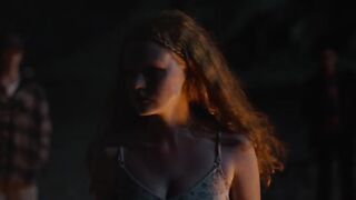 Lou Thompson nude - Gaby les collines (2023) Outdoors Nudity on the beach