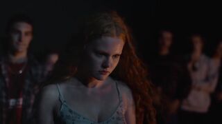 Lou Thompson nude - Gaby les collines (2023) Outdoors Nudity on the beach