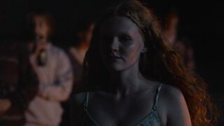 Lou Thompson nude - Gaby les collines (2023) Outdoors Nudity on the beach