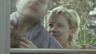 Ann-Kathrin Kramer nackt, Karoline Eichhorn nude - Abgehauen (1998) Public Nudidy Scene