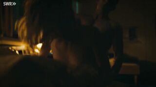 Magdalena Laubisch nackt - Die Nichte des Polizisten (2025) German Sex Scene