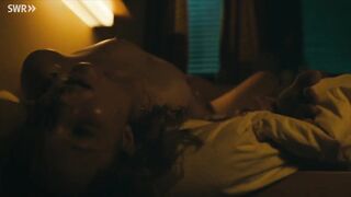 Magdalena Laubisch nackt - Die Nichte des Polizisten (2025) German Sex Scene