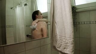 Gwen-Justine Maxi Kraft nude. Shaved Pussy in the Batroom Scene. Und bitte! (2025)