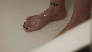 Gwen-Justine Maxi Kraft nude. Shaved Pussy in the Batroom Scene. Und bitte! (2025)