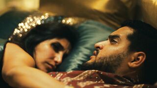 Jule Bowe, Jella Haase, Narges Rashidi topless. Lesbian Movie Scene. Schwarze Schafe (2025)