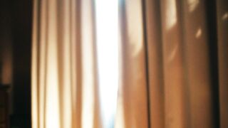 Jule Bowe, Jella Haase, Narges Rashidi topless. Lesbian Movie Scene. Schwarze Schafe (2025)