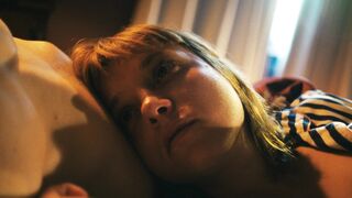 Jule Bowe, Jella Haase, Narges Rashidi topless. Lesbian Movie Scene. Schwarze Schafe (2025)