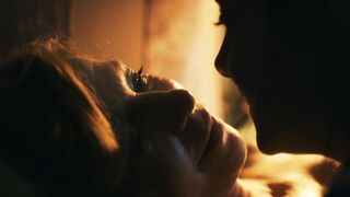 Jule Bowe, Jella Haase, Narges Rashidi topless. Lesbian Movie Scene. Schwarze Schafe (2025)