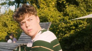 Sophia Munster, Carlotta Weide hot - Morgen irgendwo am Meer (2023) Bikini on the Beach Scene