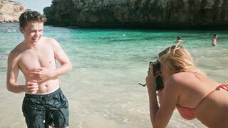 Sophia Munster, Carlotta Weide hot - Morgen irgendwo am Meer (2023) Bikini on the Beach Scene