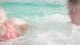 Sophia Munster, Carlotta Weide hot - Morgen irgendwo am Meer (2023) Bikini on the Beach Scene