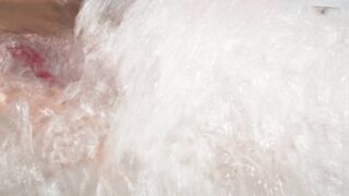 Sophia Munster, Carlotta Weide hot - Morgen irgendwo am Meer (2023) Bikini on the Beach Scene