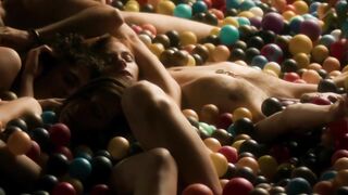 Hannah Victoria Zieziula naked, Agnes Thi-Mai nude - Neonazur (2022)