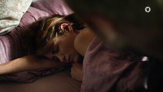 Anja Kling sexy - Schule am Meer Frischer Wind (2022) Hot Bedroom Scene