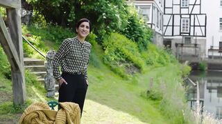 Saman Giraud hot - Unterm Apfelbaum s01e02 (2022) Underwater Scene